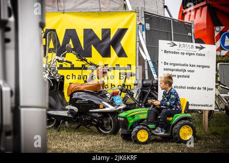 Nieuw-Wehl, pays-Bas. 31st juillet 2022. 2022-07-31 13:04:32 NEW WEHL - jeunes agriculteurs pendant le festival Trekkertrek. Les tracteurs équipés de chariots de remorquage se concurrencent sur une voie de dix sur 100 mètres. ANP ROB ENGELAAR pays-bas - belgique OUT crédit: ANP/Alay Live News Banque D'Images