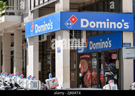 Athènes, Grèce - 2022 mai : devant une succursale de Domino's Pizzs dans le centre-ville, avec des vélos de livraison devant la boutique. Banque D'Images