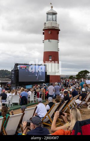 SailGP, Plymouth, Royaume-Uni. 31st juillet 2022. Les foules qui apprécient la course de Plymouth Hoe tandis que Ben Ainslie et Team GB remportent la première course du dernier jour pour le Grand Prix de voile britannique. La Britain's Ocean City accueille le troisième événement de la saison 3 comme la course la plus compétitive sur l'eau. L'événement revient à Plymouth le 30-31 juillet. Crédit : Julian Kemp/Alay Live News Banque D'Images