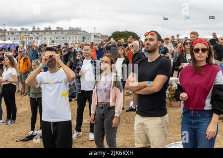 SailGP, Plymouth, Royaume-Uni. 31st juillet 2022. Les foules qui apprécient la course de Plymouth Hoe tandis que Ben Ainslie et Team GB remportent la première course du dernier jour pour le Grand Prix de voile britannique. La Britain's Ocean City accueille le troisième événement de la saison 3 comme la course la plus compétitive sur l'eau. L'événement revient à Plymouth le 30-31 juillet. Crédit : Julian Kemp/Alay Live News Banque D'Images