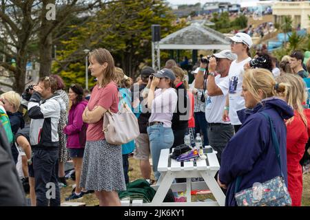 SailGP, Plymouth, Royaume-Uni. 31st juillet 2022. Les foules qui apprécient la course de Plymouth Hoe tandis que Ben Ainslie et Team GB remportent la première course du dernier jour pour le Grand Prix de voile britannique. La Britain's Ocean City accueille le troisième événement de la saison 3 comme la course la plus compétitive sur l'eau. L'événement revient à Plymouth le 30-31 juillet. Crédit : Julian Kemp/Alay Live News Banque D'Images