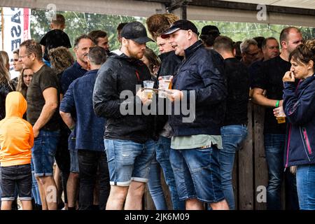 Nieuw-Wehl, pays-Bas. 31st juillet 2022. 2022-07-31 13:40:52 NEW WEHL - visiteurs pendant le festival Trekkertrek. Les tracteurs équipés de chariots de remorquage se concurrencent sur une voie de dix sur 100 mètres. ANP ROB ENGELAAR pays-bas - belgique OUT crédit: ANP/Alay Live News Banque D'Images