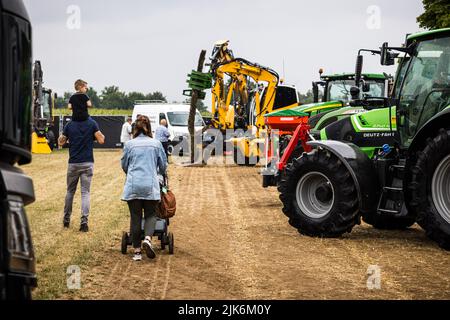 Nieuw-Wehl, pays-Bas. 31st juillet 2022. 2022-07-31 13:47:28 NEW WEHL - visiteurs pendant le festival Trekkertrek. Les tracteurs équipés de chariots de remorquage se concurrencent sur une voie de dix sur 100 mètres. ANP ROB ENGELAAR pays-bas - belgique OUT crédit: ANP/Alay Live News Banque D'Images