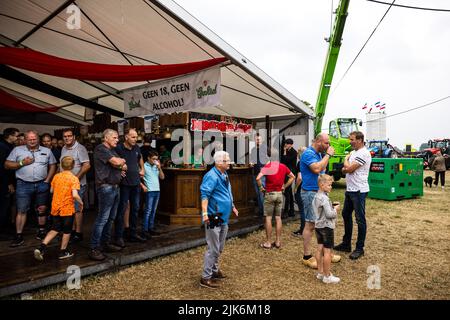 Nieuw-Wehl, pays-Bas. 31st juillet 2022. 2022-07-31 13:46:43 NEW WEHL - visiteurs pendant le festival Trekkertrek. Les tracteurs équipés de chariots de remorquage se concurrencent sur une voie de dix sur 100 mètres. ANP ROB ENGELAAR pays-bas - belgique OUT crédit: ANP/Alay Live News Banque D'Images