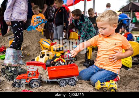 Nieuw-Wehl, pays-Bas. 31st juillet 2022. 2022-07-31 13:48:21 NEW WEHL - jeunes agriculteurs pendant le festival Trekkertrek. Les tracteurs équipés de chariots de remorquage se concurrencent sur une voie de dix sur 100 mètres. ANP ROB ENGELAAR pays-bas - belgique OUT crédit: ANP/Alay Live News Banque D'Images