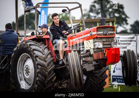 Nieuw-Wehl, pays-Bas. 31st juillet 2022. 2022-07-31 14:08:55 NEW WEHL - Un tracteur en action pendant le festival Trekkertrek. Les tracteurs équipés de chariots de remorquage se concurrencent sur une voie de dix sur 100 mètres. ANP ROB ENGELAAR pays-bas - belgique OUT crédit: ANP/Alay Live News Banque D'Images