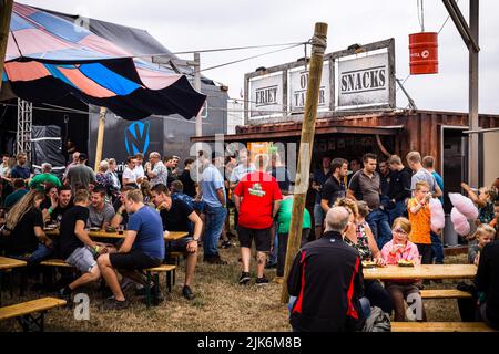 Nieuw-Wehl, pays-Bas. 31st juillet 2022. 2022-07-31 14:27:29 NEW WEHL - visiteurs pendant le festival Trekkertrek. Les tracteurs équipés de chariots de remorquage se concurrencent sur une voie de dix sur 100 mètres. ANP ROB ENGELAAR pays-bas - belgique OUT crédit: ANP/Alay Live News Banque D'Images