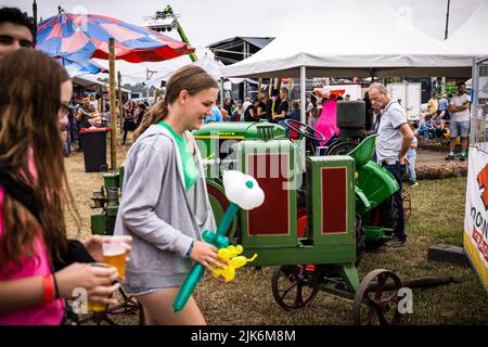 Nieuw-Wehl, pays-Bas. 31st juillet 2022. 2022-07-31 14:26:30 NEW WEHL - visiteurs pendant le festival Trekkertrek. Les tracteurs équipés de chariots de remorquage se concurrencent sur une voie de dix sur 100 mètres. ANP ROB ENGELAAR pays-bas - belgique OUT crédit: ANP/Alay Live News Banque D'Images