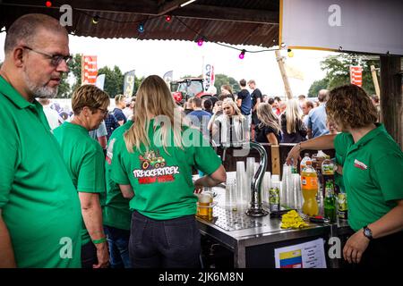 Nieuw-Wehl, pays-Bas. 31st juillet 2022. 2022-07-31 14:27:53 NEW WEHL - visiteurs pendant le festival Trekkertrek. Les tracteurs équipés de chariots de remorquage se concurrencent sur une voie de dix sur 100 mètres. ANP ROB ENGELAAR pays-bas - belgique OUT crédit: ANP/Alay Live News Banque D'Images