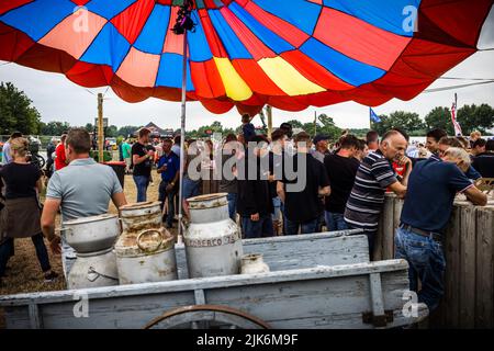 Nieuw-Wehl, pays-Bas. 31st juillet 2022. 2022-07-31 14:28:52 NEW WEHL - visiteurs pendant le festival Trekkertrek. Les tracteurs équipés de chariots de remorquage se concurrencent sur une voie de dix sur 100 mètres. ANP ROB ENGELAAR pays-bas - belgique OUT crédit: ANP/Alay Live News Banque D'Images