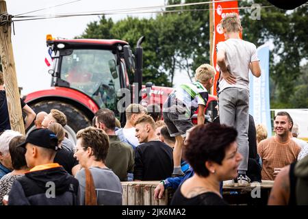 Nieuw-Wehl, pays-Bas. 31st juillet 2022. 2022-07-31 14:28:06 NEW WEHL - jeunes agriculteurs pendant le festival Trekkertrek. Les tracteurs équipés de chariots de remorquage se concurrencent sur une voie de dix sur 100 mètres. ANP ROB ENGELAAR pays-bas - belgique OUT crédit: ANP/Alay Live News Banque D'Images