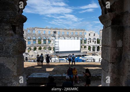 Pula, Croatie - 12 juillet 2022 : l'arène Pula est un amphithéâtre romain. Il a été construit entre 27 av. J.-C. et 68 après J.-C. et fait partie des six plus grandes arènes romaines encore en vie au monde Banque D'Images