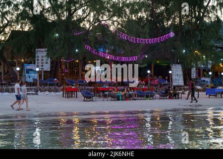 Cambodge. Île de Koh Rong Samloem. Province de Kompong Song, Sihanoukville. Maison d'hôtes à l'île de Koh Rong Samloem au crépuscule Banque D'Images