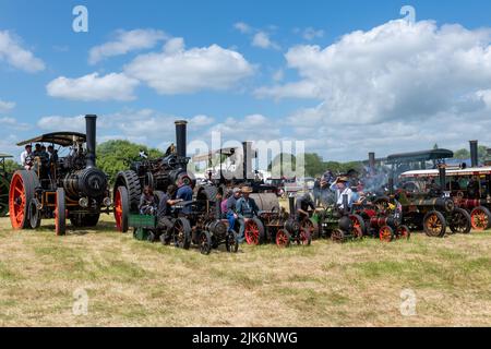 West Bay.Dorset.United Kingdom.12 juin 2022.Une sélection de moteurs de traction miniatures et pleine grandeur est exposée au RAL vintage de West Bay Banque D'Images