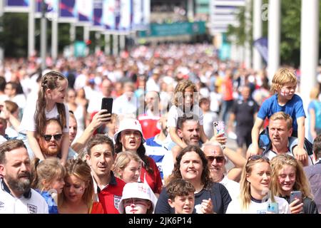 Les fans arrivent au stade avant la finale de l'UEFA Women's Euro 2022 au stade Wembley, Londres. Date de la photo: Dimanche 31 juillet 2022. Banque D'Images