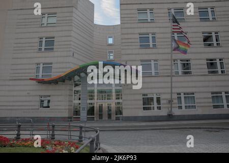Berlin, Allemagne. 31st juillet 2022. L'ambassade américaine à Berlin, Botschaft der Vereinigten Staaten. Le drapeau de la fierté de progresser est visible à l'extérieur du bâtiment de l'ambassade. (Photo de Michael Kuenne/PRESSCOV/Sipa USA) crédit: SIPA USA/Alay Live News Banque D'Images