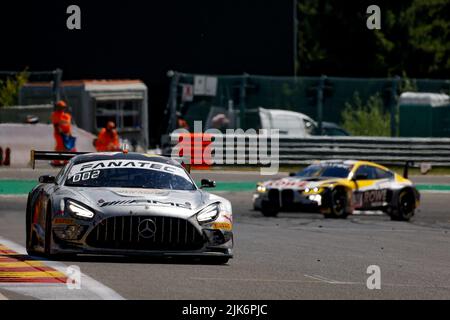 Spa, Belgique. 31st juillet 2022. 88 AMG Team AKKODIS ASP, Mercedes-AMG GT3 de Raffaele MARCIELLO, Daniel JUNCADELLA, Jules GOUNON, en action avec 98 Rowe Racing, BMW M4 GT3 d'Augusto FARFUS, Nicholas YELLOLY, Nicky CATSBURG, en action pendant les 24 heures de Spa 2022, 7th tour du défi mondial 2022 de Fanatec GT Europe Powered by AWS, de 27 juillet à 31, 2021 sur le circuit de Spa-Francorchamps, à Stavelot, Belgique - photo Paul Vaicle / DPPI crédit: DPPI Media/Alamy Live News Banque D'Images