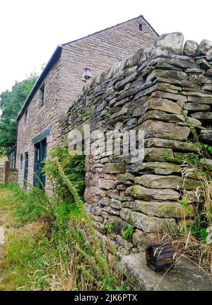 Une ferme en pierre et des murs sur l'approche de Kinder Scout dans le Derbyshire Peak District Banque D'Images