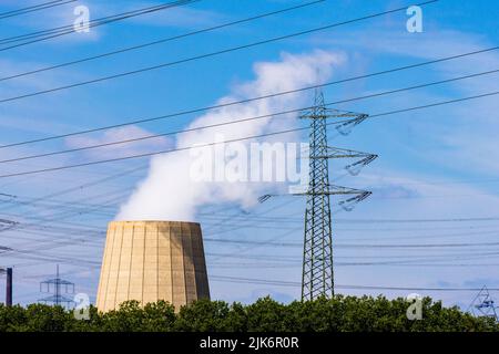 Pylônes d'électricité haute tension et lignes électriques près de la centrale de récupération d'énergie de RWE Generation se, Karnap, Essen, Allemagne Banque D'Images