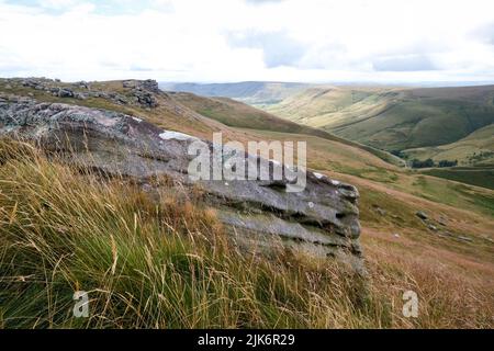 The Woolpack, un affleurement en pierre à aiguiser de roches sur le bord du plateau de Kinder dans le district de Derbyshire Peak. Banque D'Images