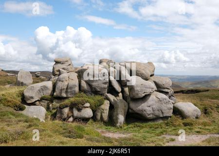 The Woolpack, un affleurement en pierre à aiguiser de roches sur le bord du plateau de Kinder dans le district de Derbyshire Peak. Banque D'Images