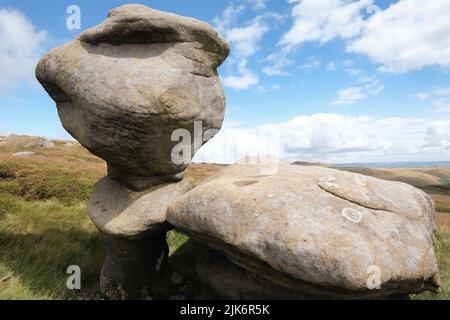 The Woolpack, un affleurement en pierre à aiguiser de roches sur le bord du plateau de Kinder dans le district de Derbyshire Peak. Banque D'Images