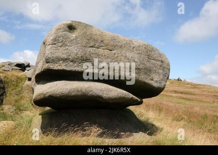 The Woolpack, un affleurement en pierre à aiguiser de roches sur le bord du plateau de Kinder dans le district de Derbyshire Peak. Banque D'Images