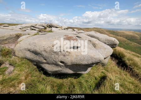 The Woolpack, un affleurement en pierre à aiguiser de roches sur le bord du plateau de Kinder dans le district de Derbyshire Peak. Banque D'Images