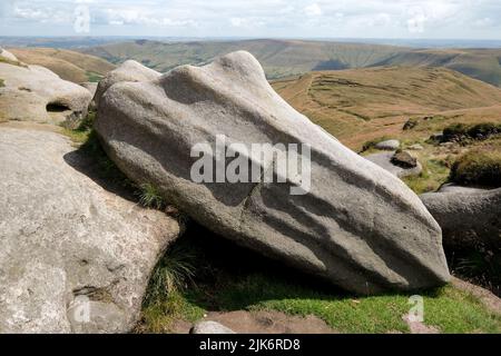 The Woolpack, un affleurement en pierre à aiguiser de roches sur le bord du plateau de Kinder dans le district de Derbyshire Peak. Banque D'Images