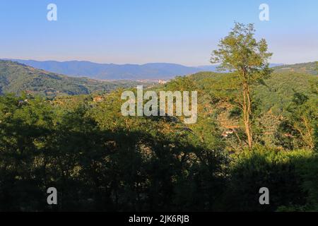 Vue sur le paysage depuis Montecatini Alto en regardant vers Pistoia avec les montagnes Apennine au loin. Toscane, Italie. Banque D'Images