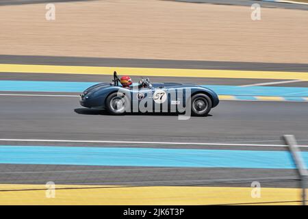 Une voiture de sport Jaguar cabriolet de gauche à droite sur le circuit le Mans Banque D'Images