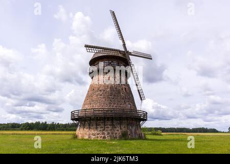 moulin au milieu du champ sur fond d'herbe verte et de ciel bleu Banque D'Images