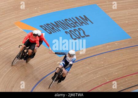 James ball et Matthew Rotherham, du pays de Galles, sont félicités par Neil Fachie et Lewis Stewart, de l’Écosse, qui ont remporté une médaille d’or lors des finales de sprint Tandem B pour hommes à Lee Valley Volopark le troisième jour des Jeux du Commonwealth de 2022 à Londres. Date de la photo: Dimanche 31 juillet 2022. Banque D'Images