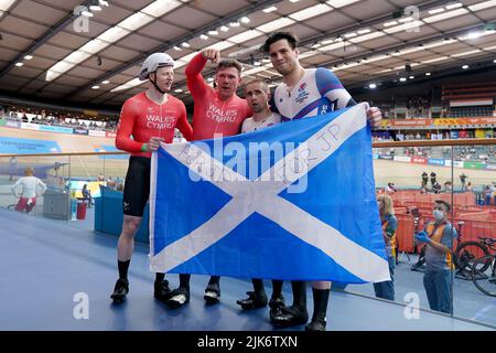 James ball du pays de Galles et Matthew Rotherham, ainsi que Neil Fachie et Lewis Stewart de l’Écosse, posent avec le drapeau écossais après les finales de sprint Men’s Tandem B à Lee Valley Volopark le troisième jour des Jeux du Commonwealth de 2022 à Londres. Date de la photo: Dimanche 31 juillet 2022. Banque D'Images