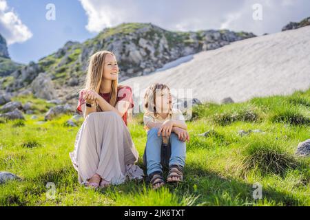 Famille de touristes maman et fils dans le paysage de lac de montagne sur la montagne Durmitor au Monténégro beau parc national Durmitor avec lac glacier et Banque D'Images