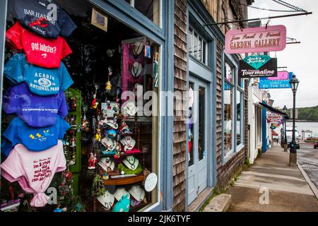 BAR HARBOUR, MAINE, États-Unis - 9 AOÛT 2010 : trottoir vide le matin avec devantures de magasin Banque D'Images