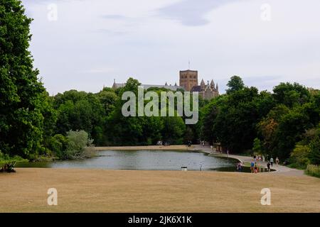 St Albans, Verulamium parc et lac et une vue lointaine sur la cathédrale, Hertfordshire Banque D'Images