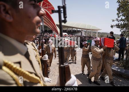 Barzan, Irak. 31st juillet 2022. Les hommes kurdes portent des cercueils contenant les restes de 100 victimes Barzani, qui ont été tuées dans les opérations d'Anfal à la fin de 1980s, lors d'une cérémonie d'enterrement au Monument d'Anfal à Barzan. Le régime de l'Irak baathiste, dirigé par Saddam Hussein, a mené des opérations violentes contre les Kurdes à la fin de 1980s, laissant au moins 182 000 morts et 90% des villages kurdes détruits. Credit: Ismael Adnan/dpa/Alay Live News Banque D'Images
