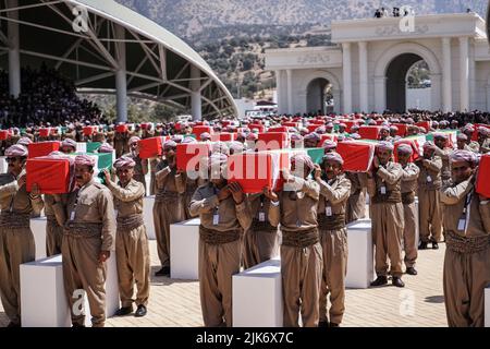 Barzan, Irak. 31st juillet 2022. Les hommes kurdes portent des cercueils contenant les restes de 100 victimes Barzani, qui ont été tuées dans les opérations d'Anfal à la fin de 1980s, lors d'une cérémonie d'enterrement au Monument d'Anfal à Barzan. Le régime de l'Irak baathiste, dirigé par Saddam Hussein, a mené des opérations violentes contre les Kurdes à la fin de 1980s, laissant au moins 182 000 morts et 90% des villages kurdes détruits. Credit: Ismael Adnan/dpa/Alay Live News Banque D'Images