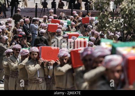 Barzan, Irak. 31st juillet 2022. Les hommes kurdes portent des cercueils contenant les restes de 100 victimes Barzani, qui ont été tuées dans les opérations d'Anfal à la fin de 1980s, lors d'une cérémonie d'enterrement au Monument d'Anfal à Barzan. Le régime de l'Irak baathiste, dirigé par Saddam Hussein, a mené des opérations violentes contre les Kurdes à la fin de 1980s, laissant au moins 182 000 morts et 90% des villages kurdes détruits. Credit: Ismael Adnan/dpa/Alay Live News Banque D'Images