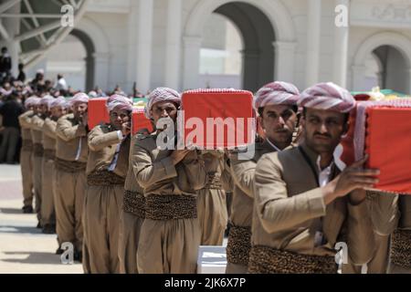 Barzan, Irak. 31st juillet 2022. Les hommes kurdes portent des cercueils contenant les restes de 100 victimes Barzani, qui ont été tuées dans les opérations d'Anfal à la fin de 1980s, lors d'une cérémonie d'enterrement au Monument d'Anfal à Barzan. Le régime de l'Irak baathiste, dirigé par Saddam Hussein, a mené des opérations violentes contre les Kurdes à la fin de 1980s, laissant au moins 182 000 morts et 90% des villages kurdes détruits. Credit: Ismael Adnan/dpa/Alay Live News Banque D'Images