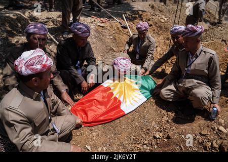 Barzan, Irak. 31st juillet 2022. Des hommes kurdes enterrent les restes de 100 victimes Barzani, qui ont été tuées dans les opérations d'Anfal à la fin de 1980s, au cimetière d'Anfal à Barzan. Le régime de l'Irak baathiste, dirigé par Saddam Hussein, a mené des opérations violentes contre les Kurdes à la fin de 1980s, laissant au moins 182 000 morts et 90% des villages kurdes détruits. Credit: Ismael Adnan/dpa/Alay Live News Banque D'Images