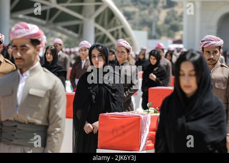 Barzan, Irak. 31st juillet 2022. La jeunesse kurde se trouve près des cercueils contenant les restes de 100 victimes Barzani, qui ont été tuées dans les opérations d'Anfal à la fin de 1980s, lors d'une cérémonie d'enterrement au Monument d'Anfal à Barzan. Le régime de l'Irak baathiste, dirigé par Saddam Hussein, a mené des opérations violentes contre les Kurdes à la fin de 1980s, laissant au moins 182 000 morts et 90% des villages kurdes détruits. Credit: Ismael Adnan/dpa/Alay Live News Banque D'Images