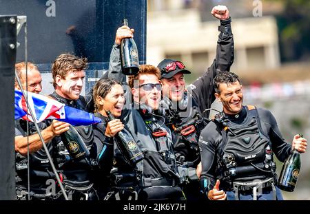 Plymouth, Royaume-Uni. 31st juillet 2022. La Nouvelle-Zélande célèbre leur victoire à Plymouth à la fin de la course finale sur 31 juillet Grande-Bretagne SailGP à Plymouth, Royaume-Uni, le 31 juillet 2022. Photo de Phil Hutchinson. Utilisation éditoriale uniquement, licence requise pour une utilisation commerciale. Aucune utilisation dans les Paris, les jeux ou les publications d'un seul club/ligue/joueur. Crédit: UK Sports pics Ltd/Alay Live News crédit: UK Sports pics Ltd/Alay Live News Banque D'Images