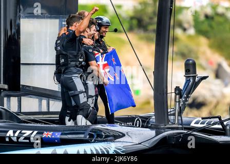 Plymouth, Royaume-Uni. 31st juillet 2022. La Nouvelle-Zélande célèbre leur victoire à Plymouth à la fin de la course finale sur 31 juillet Grande-Bretagne SailGP à Plymouth, Royaume-Uni, le 31 juillet 2022. Photo de Phil Hutchinson. Utilisation éditoriale uniquement, licence requise pour une utilisation commerciale. Aucune utilisation dans les Paris, les jeux ou les publications d'un seul club/ligue/joueur. Crédit: UK Sports pics Ltd/Alay Live News crédit: UK Sports pics Ltd/Alay Live News Banque D'Images