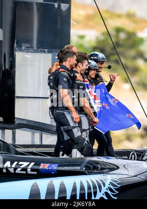 Plymouth, Royaume-Uni. 31st juillet 2022. La Nouvelle-Zélande célèbre leur victoire à Plymouth à la fin de la course finale sur 31 juillet Grande-Bretagne SailGP à Plymouth, Royaume-Uni, le 31 juillet 2022. Photo de Phil Hutchinson. Utilisation éditoriale uniquement, licence requise pour une utilisation commerciale. Aucune utilisation dans les Paris, les jeux ou les publications d'un seul club/ligue/joueur. Crédit: UK Sports pics Ltd/Alay Live News crédit: UK Sports pics Ltd/Alay Live News Banque D'Images