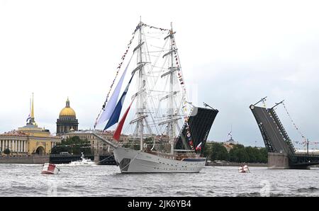 St Petersburgh, Russie. 31st juillet 2022. Grand navire d'entraînement Russie, un grand voilier à deux mâts à pieds carrés pendant le défilé annuel de la Marine Day et les célébrations sur la Neva, 31 juillet 2022 à Saint-Pétersbourg, Russie. Credit: Pavel Byrkin/Kremlin Pool/Alay Live News Banque D'Images