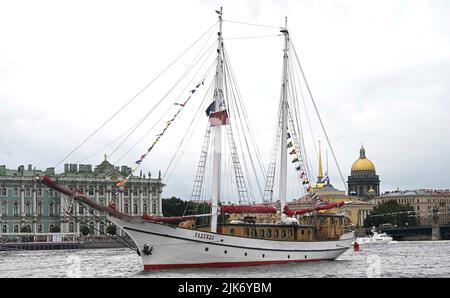 St Petersburgh, Russie. 31st juillet 2022. Le navire de formation de haut-navire Nadezhda, une saigue à deux voiles de Topsail à tête haute lors du défilé annuel de la Journée de la Marine et des célébrations sur la rivière Neva, à 31 juillet 2022, à Saint-Pétersbourg, en Russie. Credit: Pavel Byrkin/Kremlin Pool/Alay Live News Banque D'Images