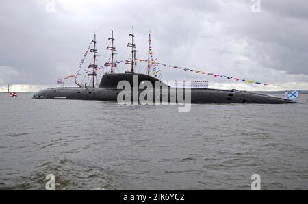 St Petersburgh, Russie. 31st juillet 2022. Le sous-marin de missiles de croisière de la classe Yasen de la Marine russe Severodvinsk navigue dans le défilé annuel de la Journée de la Marine et les célébrations au triage de Kronstadt, à 31 juillet 2022, à Saint-Pétersbourg, en Russie. Credit: Mikhail Klimentyev/Kremlin Pool/Alamy Live News Banque D'Images