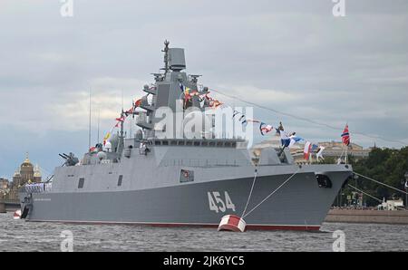 St Petersburgh, Russie. 31st juillet 2022. La frégate de classe de l'amiral Gorshkov de la marine russe Gorshkov prépare le défilé annuel de la Marine Day et les célébrations au triage de Kronstadt, à 31 juillet 2022, à Saint-Pétersbourg, en Russie. Credit: Pavel Byrkin/Kremlin Pool/Alay Live News Banque D'Images